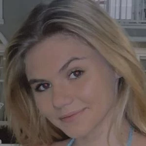 Lindsay Kaine - Family, Bio, Birthday, Family, Income & More