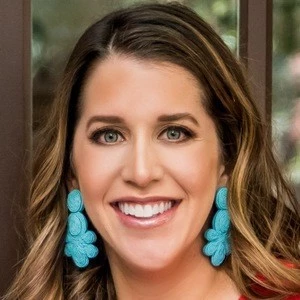 Kelly Senyei Biography