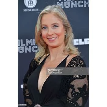 Lara Juliette Sanders - Age, Bio, Birthdate, Family, Networth & More