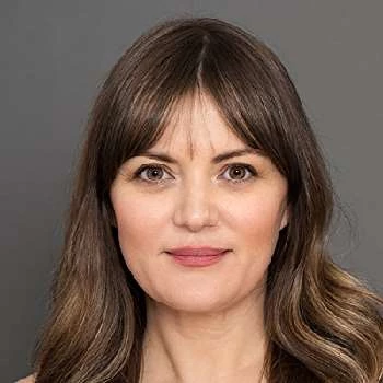 Lara Phillips - Age, Bio, Birthdate, Family, Networth & More