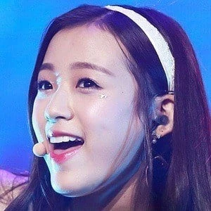 Jinsol Lee - Family, Bio, Birthday, Family, Income & More