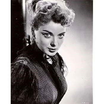 Linda Douglas - Networth, Bio, Wiki, Family, Birthday, Networth & More