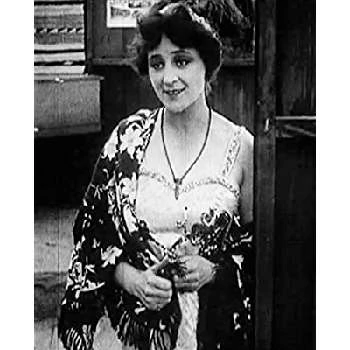 Lizette Thorne - Age, WIki, Birthday, Family, Networth & More