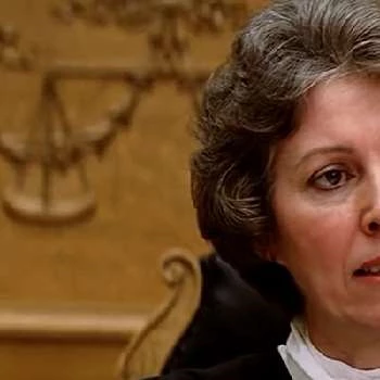 Lois De Banzie - Family, Bio, Birthday, Family, Income & More