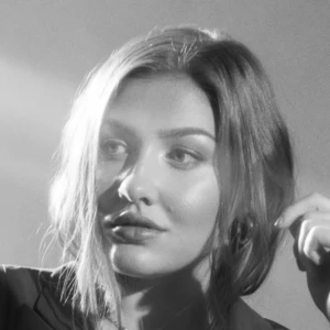 Olivia Lunny - Family, Bio, Birthday, Family, Income & More