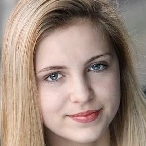 Holly Mackie Biography