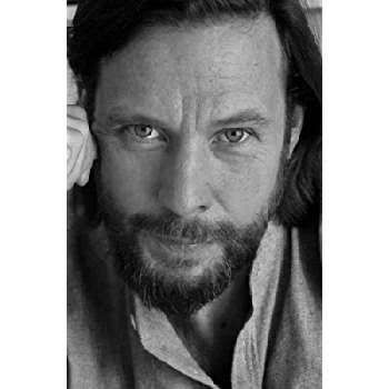 Magnus Fiennes Biography
