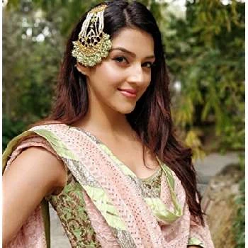 Mehreen Pirzada - Age, Height, Birthdate, Bio, Family, Networth & More