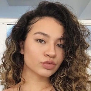 Esther Minc - Family, Bio, Birthday, Family, Income & More