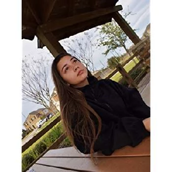 Miranda Laird - Family, Bio, Birthday, Family, Income & More