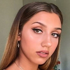 Hannah Mrozak Biography