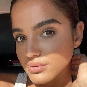 Júlia Muniz Robinson Biography