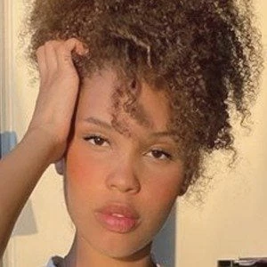 Nara Aziza Biography
