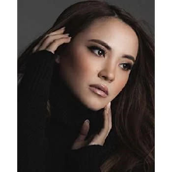 Nicole Huff Biography