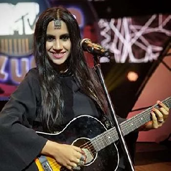 Nikhita Gandhi - Birthdate, Age, Family, Bio, Networth & More