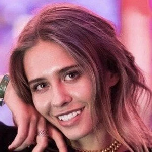 Angela Nikolau Biography