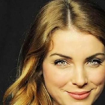 Özge Özberk - Date Of Birth, Bio, Birthdate, Parents, Networth & More