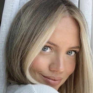 Elanna Pecherle Biography