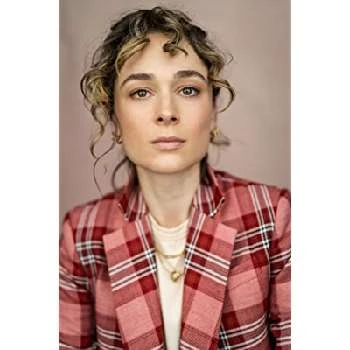 Phoebe Sparrow - Age, Bio, Birthdate, Family, Networth & More