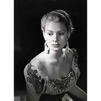 Renée Dumas Biography