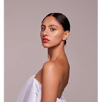 Rhianne Barreto Biography