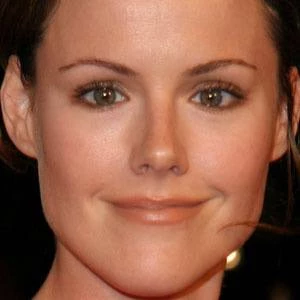 Kathleen Robertson - Age, Bio, Career, Family, Wiki, Networth & More