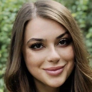Zoe Roe Biography