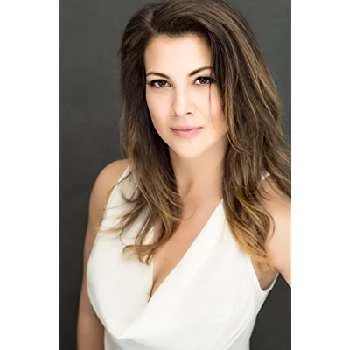 Samantha Ivers - Height, Bio, Wiki, Family, Birthplace, Networth & More