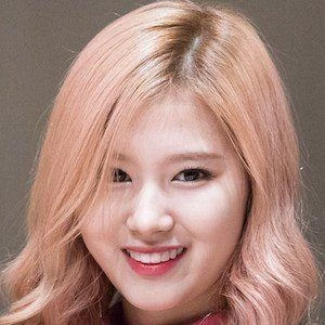 Minatozaki Sana - Height, Bio, Wiki, Family, Birthplace, Networth & More