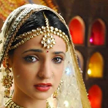 Sanaya Irani - Income, Birthday, Family, Bio, Networth & More