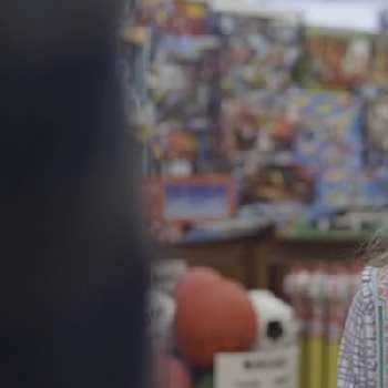 Scarlett Fernandez - Family, Bio, Birthday, Family, Income & More