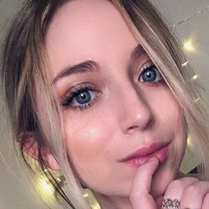 Ellie Schnitt - Biography, Birthday, Wiki, Family, Networth & More