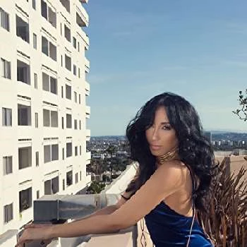 Shay Avelina - Age, Bio, Birthdate, Family, Networth & More