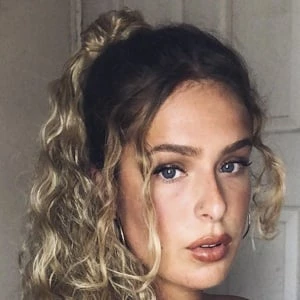 Anila Sita - Age, Height, Birthdate, Family, Wiki & More