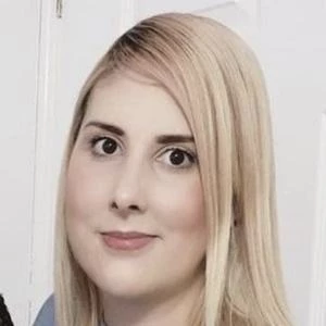 Holly Vlogs Biography