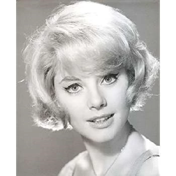 Sophie Hardy - Family, Bio, Birthday, Family, Income & More