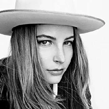 Stevie Wynne Levine - Family, Bio, Birthday, Family, Income & More