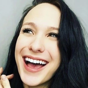 Kat Stuckey - Age, WIki, Birthday, Family, Networth & More