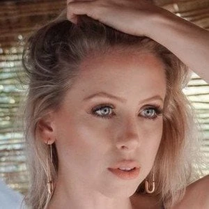 Superholly - Wiki, Bio, Networth, Birthdate, Family & More