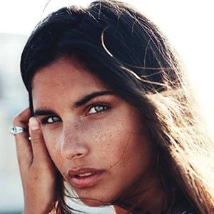 Kae Sutherland - Family, Bio, Birthday, Family, Income & More