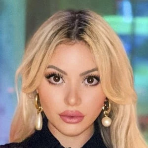 Nora Tash Biography