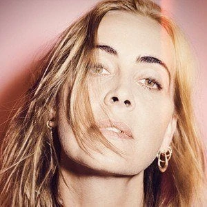 Anouk Teeuwe Biography