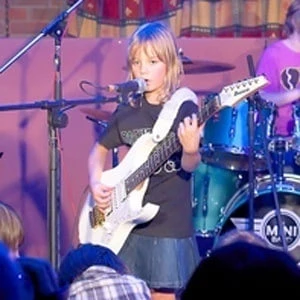 Zoe Thomson - Family, Bio, Birthday, Family, Income & More