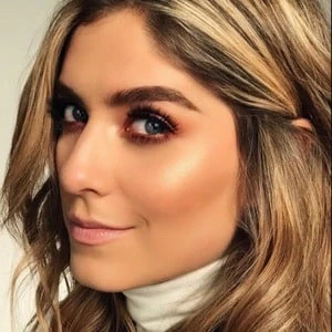 Laura Tobón - Age, Height, Birthdate, Bio, Family, Networth & More