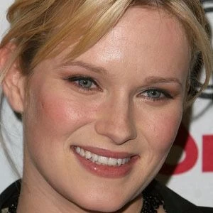Nicholle Tom Biography