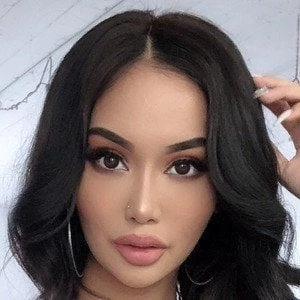 Ashley Vee Biography