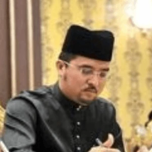 Asyraf Wajdi Dusuki - Family, Bio, Birthday, Family, Income & More