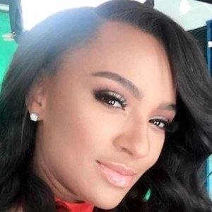Tara Wallace Biography