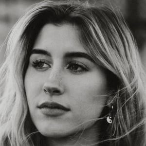 Alexa Wollney - Family, Bio, Birthday, Family, Income & More