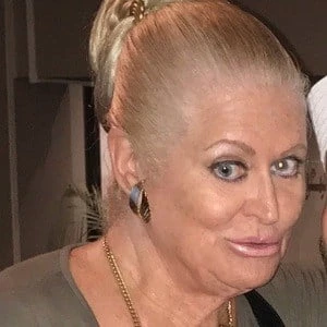 Kim Woodburn Biography